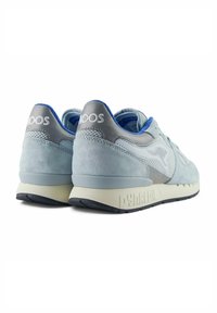 Sneakers in suede blu chiaro con accenti grigi, caratterizzati da un design testurizzato, colletto imbottito e suola in gomma bianca con il branding "DYNACOIL".