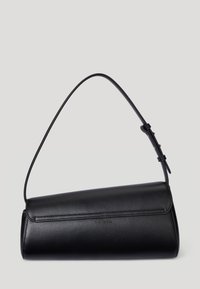 Μαύρη δερμάτινη τσάντα χειρός με κυλινδρικό σχήμα, ρυθμιζόμενο λουρί και κλείσιμο με καπάκι μπροστά. Διαθέτει μινιμαλιστικό σχέδιο χωρίς ορατό υλικό.