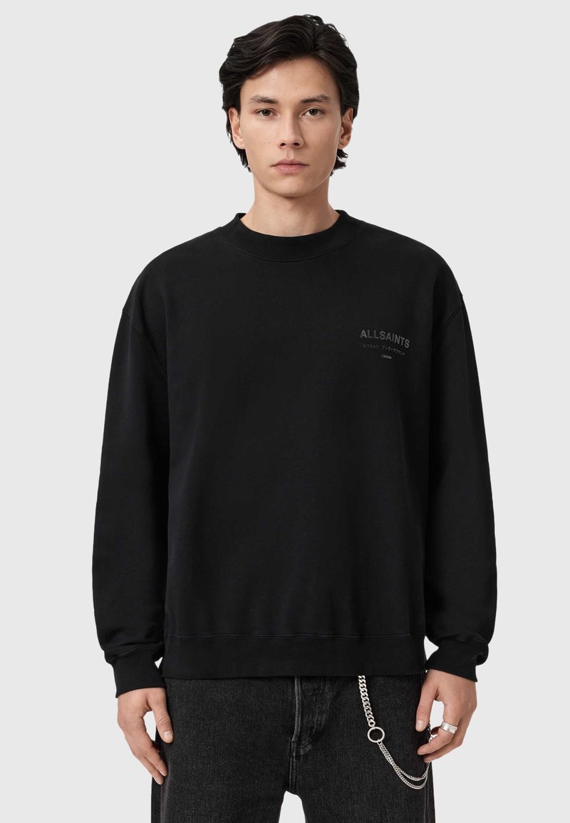 Μαύρο φούτερ από μαλακό ύφασμα, με στρογγυλή λαιμόκοψη και μακριά μανίκια. Διακριτικό λογότυπο στο στήθος και άνετη εφαρμογή. Συνδυάζεται με σκούρο τζιν.