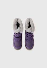 Fioletowe zimowe buty z szarym futerkiem z sztucznego włosia, z dwoma regulowanymi paskami, wyściełanym kołnierzem i teksturowanymi gumowymi podeszwami.