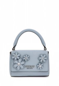 Heleroosa kunstnahast käekott, millel on struktureeritud disain, ülemine käepide ja kolm lillekujulist aplikatsiooni metallsete aksentidega.