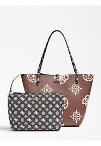 Brązowa torebka tote z ekoskóry z białymi wzorami logo, w zestawie z czarną saszetką na zamek błyskawiczny o podobnym wzorze. Oba elementy mają solidne uchwyty.