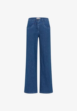 Jeans blu a gamba larga con sottili righe verticali bianche, tasche frontali, chiusura con bottone e cerniera, mostrati su sfondo bianco.