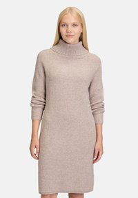 Abito maglione in beige chiaro con collo alto a coste, maniche lunghe e una vestibilità comoda. Motivo a coste testurizzato su tutto l'abito.