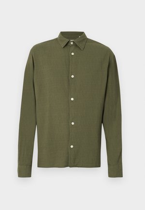 Camisa verde-oliva de manga comprida com botões, colarinho pontiagudo e padrão subtil de tecido texturizado, exibida num fundo simples.