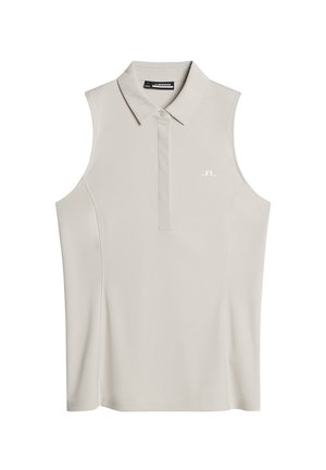 Mouwloos poloshirt van lichtbeige stof, met een kraag en een klein wit logo op de borst. Soepele textuur en aansluitend ontwerp.