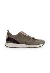 Atletische sneaker in gedempt groen suede met zwarte accenten. Heeft een gestructureerde bovenkant, vetersluiting en een witte rubberen zool.