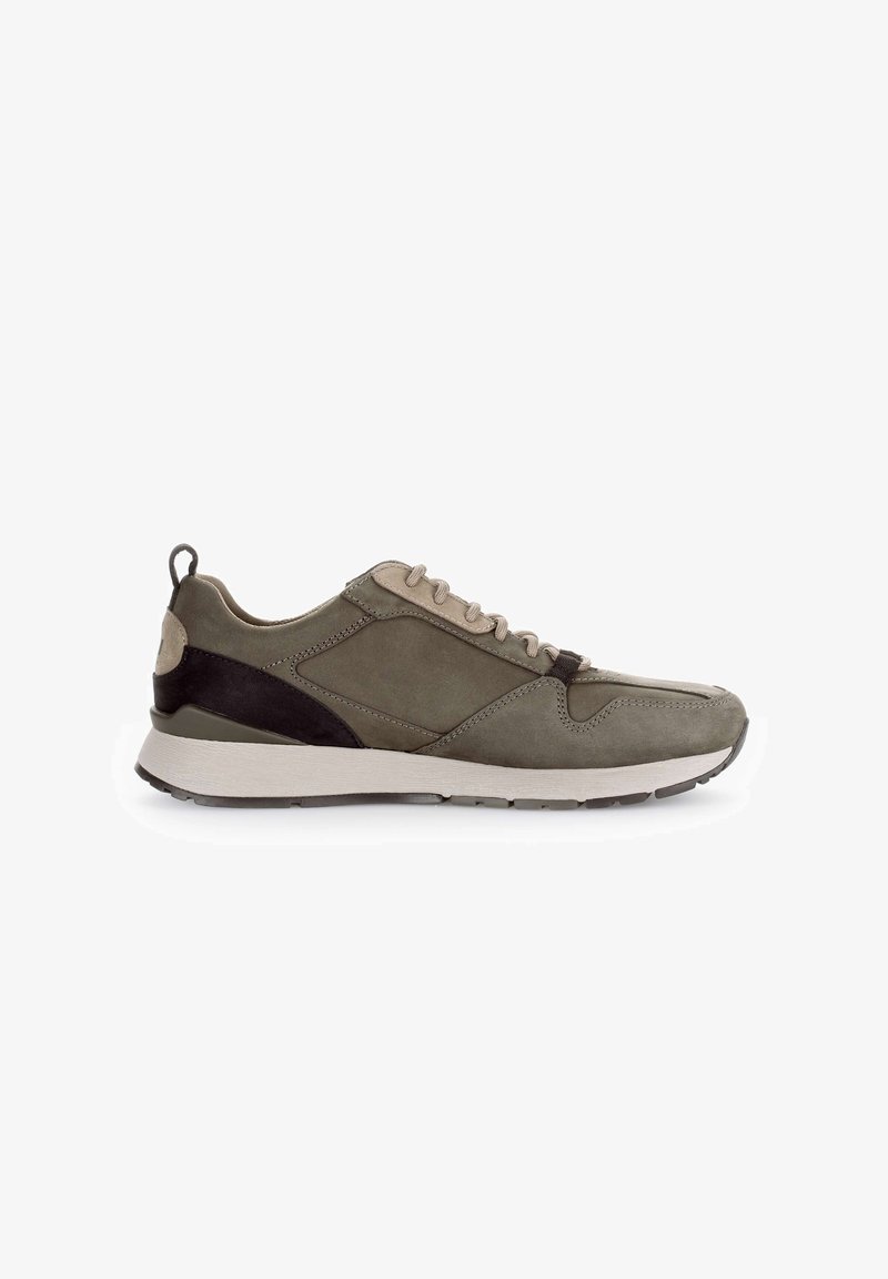 Atletische sneaker in gedempt groen suede met zwarte accenten. Heeft een gestructureerde bovenkant, vetersluiting en een witte rubberen zool.
