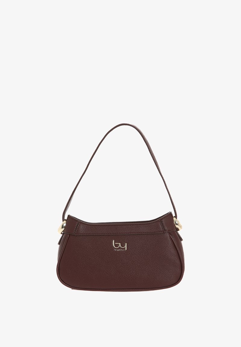 Borsa a mano in pelle marrone con design curvo, dotata di una tracolla corta e accento con logo in tonalità oro. Texture liscia e forma minimalista.