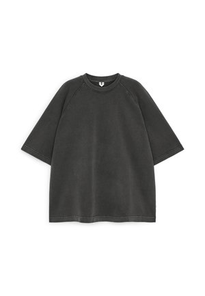 Übergroßer dunkelgrauer Kurzarm-Sweatshirt mit Rundhalsausschnitt und sichtbaren Nähten an Ärmeln und Saum, flach auf weißem Hintergrund liegend.