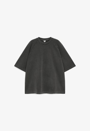 Übergroßer dunkelgrauer Kurzarm-Sweatshirt mit Rundhalsausschnitt und sichtbaren Nähten an Ärmeln und Saum, flach auf weißem Hintergrund liegend.