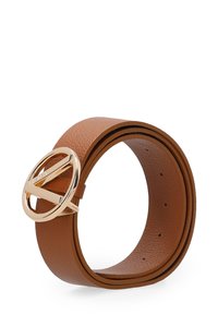 Brązowy skórzany pasek z szerokim pasem i okrągłą klamrą w złotym odcieniu z wyciętym logo. Teksturowane wykończenie z wieloma otworami.