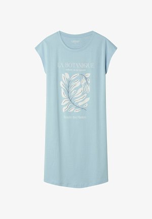 Jasnoniebieska sukienka z krótkim rękawem i okrągłym dekoltem, zdobiona białym botanicznym wzorem liści oraz francuskim tekstem "LA BOTANIQUE Galerie de la Nature".