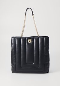 Bolsa de mão acolchoada preta, feita de imitação de couro liso, com uma alça de corrente dourada robusta e um detalhe metálico com o logótipo na parte da frente.