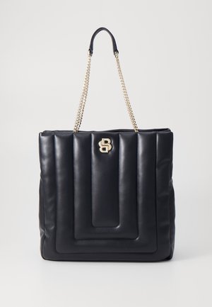 Svart quiltet toteveske laget av glatt kunstskinn, med en kraftig gullkjede-rem og en metallisk logo-embellishment på fronten.