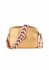 Sac croisé rectangulaire doré avec une finition métallique texturée, doté d'une bandoulière à motif en chevron rose, noir et beige.