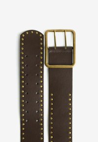 Ceinture en cuir marron foncé avec des clous en laiton bordant les bords et une boucle rectangulaire à double ardillon en laiton sur un fond blanc.