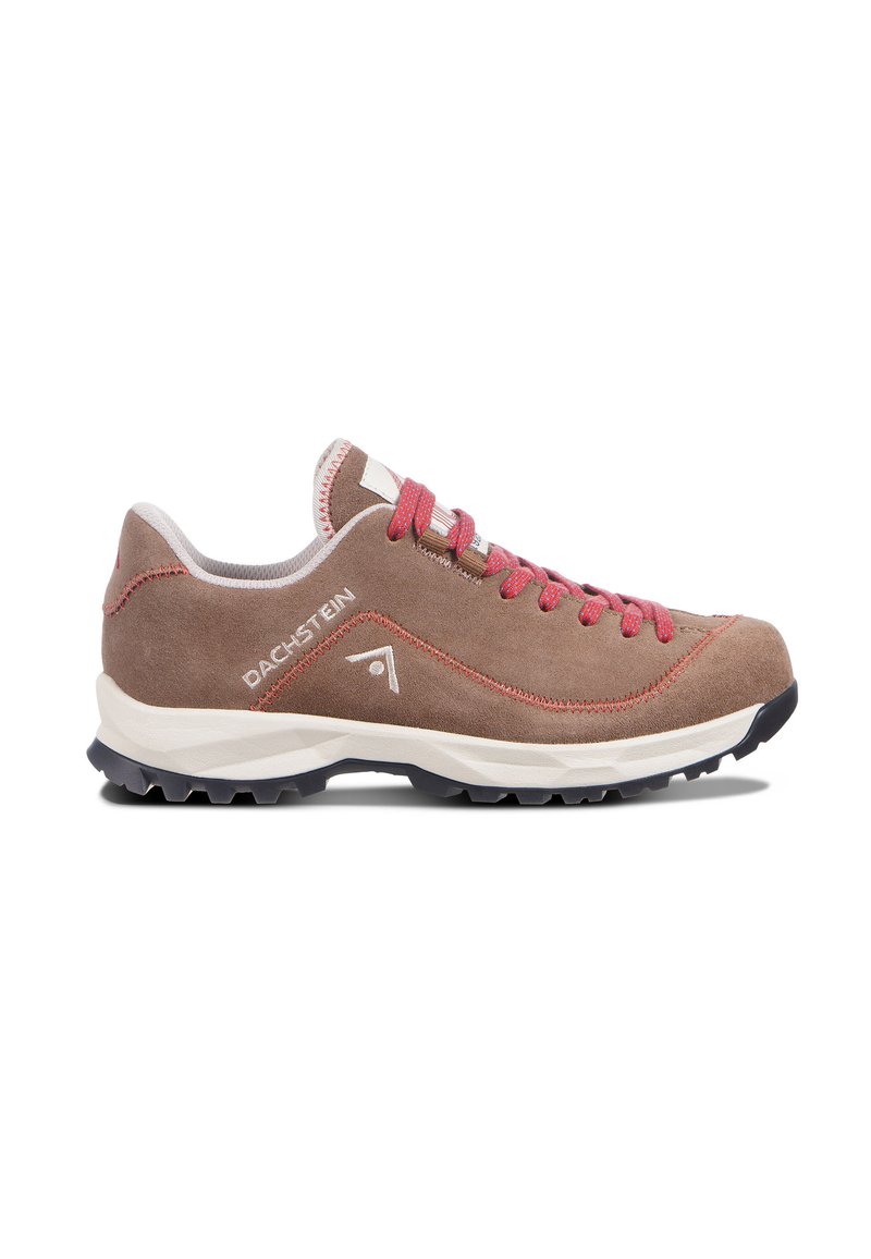 Zapato de senderismo de ante marrón con cordones rosas, un collar acolchado, costuras blancas y una suela de goma negra y resistente. Presenta un logo en el costado.