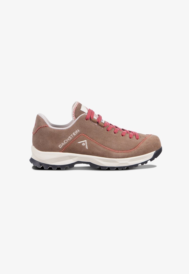 Zapato de senderismo de ante marrón con cordones rosas, un collar acolchado, costuras blancas y una suela de goma negra y resistente. Presenta un logo en el costado.