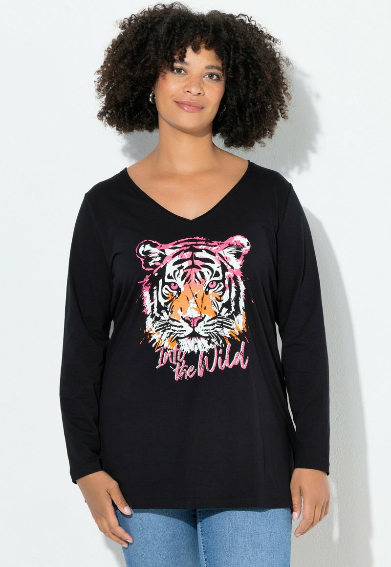 Schwarzes Langarm-T-Shirt mit V-Ausschnitt, das ein farbenfrohes Tiger-Motiv und den Text "In die Wildnis" in Pink und Orange zeigt.