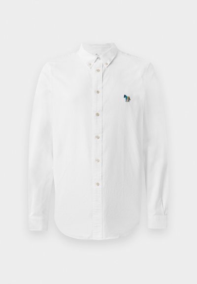 Λευκό πουκάμισο με κουμπιά και μακριά μανίκια, το οποίο διαθέτει ένα λεπτό υφασματοποιημένο σχέδιο και κέντημα με πολύχρωμο άλογο στην αριστερή πλευρά του στήθους.