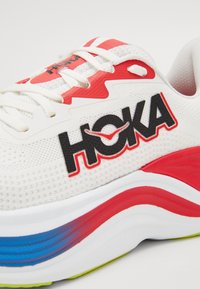 HOKA SKYWARD X - Chaussures de running sur route - blanc de blanc/virtual blue