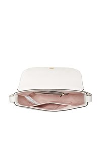 Borsa in pelle bianca con una texture liscia, apertura superiore e un interno di un rosa tenue. Presenta una chiusura color oro e tasche interne per l'organizzazione.