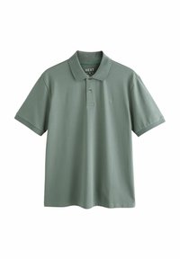 Polo de algodón en verde apagado con cuello doblado, tres botones y un pequeño logo bordado en el lado izquierdo del pecho. Mangas cortas.