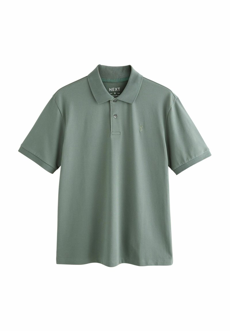 Polo de algodón en verde apagado con cuello doblado, tres botones y un pequeño logo bordado en el lado izquierdo del pecho. Mangas cortas.