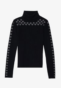 Schwarzer Rollkragenpullover mit silbernen Ösen an den Schultern und entlang der Ärmel, im taillierten Design und mit gerippter Textur.