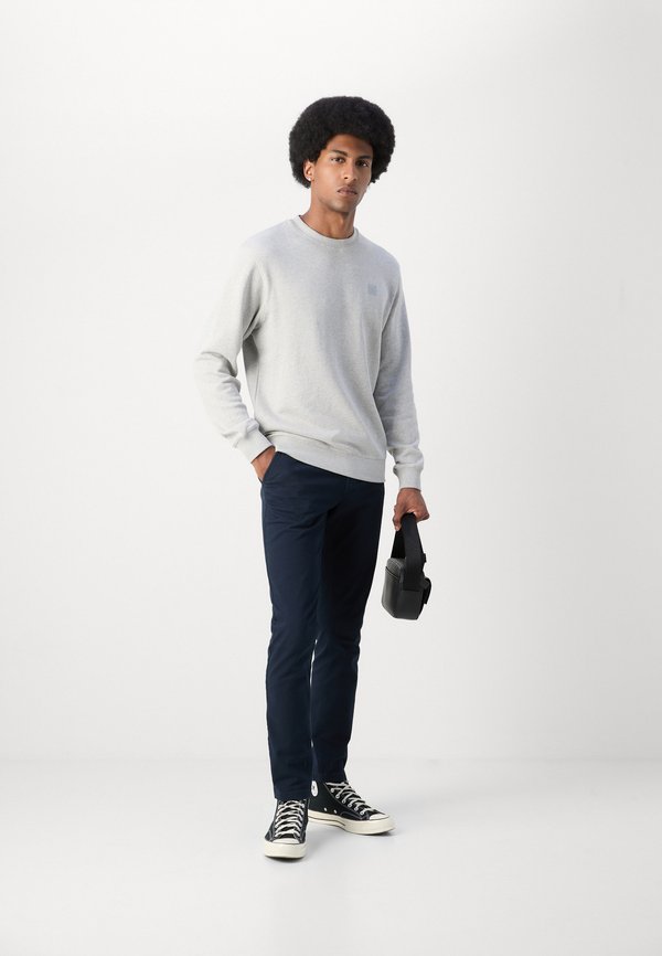 CORE MOTT - Chinos - night3