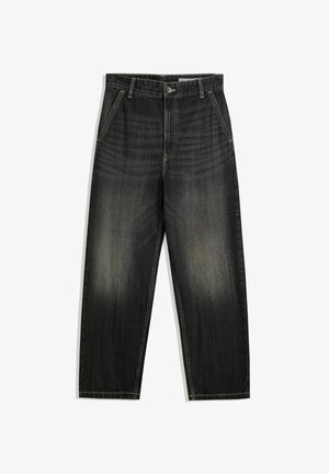 Czarne wyblakłe dżinsy z prostą nogawką, przednimi kieszeniami, szlufkami na pasek i zapięciem na guzik w pasie.