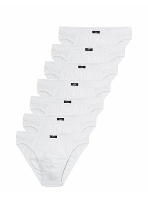 Sechs weiße Herren-Slips mit elastischem Bund, überlappend in einer diagonalen Linie auf weißem Hintergrund angeordnet.