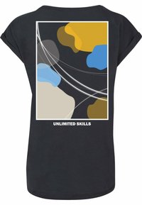 Zwarte T-shirt met een kleurrijk abstract ontwerp op de achterkant, met gebogen lijnen en vormen in geel, blauw, grijs en beige. Tekst: "ONBEPERKTE VAARDIGHEDEN."