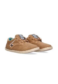 Zapatos casuales marrones de material perforado, con puntera redonda, diseño con cordones y suela texturizada similar al yute. Patrón interior colorido.