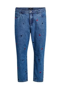 Jeans de mezclilla azul con corte recto, con pequeño bordado en forma de corazón en rojo y azul marino. Incluyen una cinturilla con botón y bolsillos delanteros.