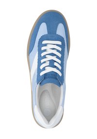 Blauer und hellblauer Sneaker mit Obermaterial aus Wildleder und Stoff, weißen Schnürsenkeln und einer beige-gummierten Sohle. Mit Logo und mehrschichtigem Design.