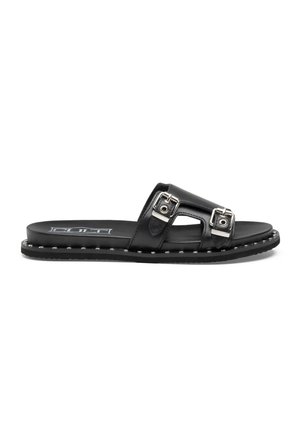 Sandalo nero in pelle a ciabatta con due fibbie regolabili in argento e piccoli borchietti metallici lungo il bordo della suola.