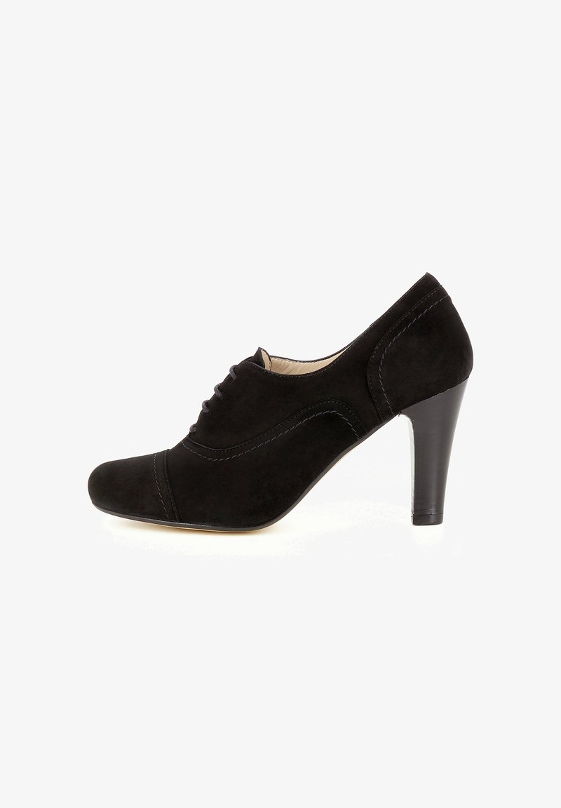 Chaussure à talon haut en daim noir, présentant un bout arrondi, un design à lacets, des coutures contrastantes et un talon bloc effilé.