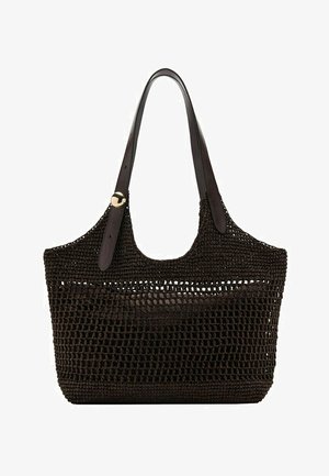 Bolso tote tejido de color marrón oscuro con correas anchas de cuero y un detalle de hebilla en tono dorado en una correa.