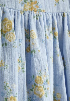 Svetlomodrá látka s kvetinovým vzorom, obsahujúca žlté ruže a malé modré kvety, so zbieranou textúrou a záhybovým detailom.