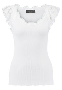 Vit ribbad linne med spetsdetaljer på ärmsluten och en vågig halsringning. Tillverkad av ett mjukt, stretchigt tyg.