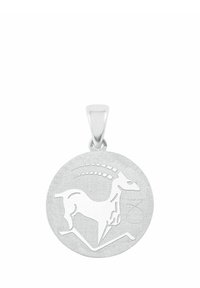 Pendente in argento con un design circolare, caratterizzato da una silhouette rialzata di una capra, sfondo testurizzato e un occhiello liscio per il fissaggio.