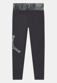 Collant neri elasticizzati con una fascia grigia decorata con il testo "JORDAN" e una silhouette bianca di un giocatore di basket sulla gamba sinistra.