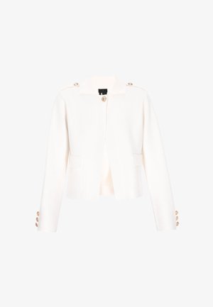 Biała krótka kurtka z kołnierzem mandaryńskim, złotymi guzikami na ramionach i mankietach oraz dwoma przednimi kieszeniami. Gładka faktura, strukturalny krój.