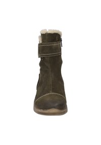 Zelené semišové kotníkové boty s měkkým bílým límcem z umělé kožešiny, zipem a kontrastním bílým prošíváním. Zaoblená špička a nízký podpatek.