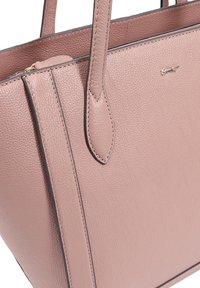 Sac fourre-tout en cuir rose avec une surface texturée, des poignées doubles et des détails de couture subtils. Présente un petit accent de logo en métal.