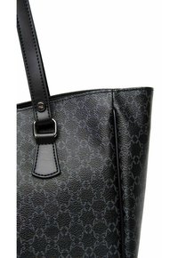 Borsa tote nera in pelle testurizzata, caratterizzata da un motivo sottile. Presenta una forma piatta e strutturata con spallacci regolabili.