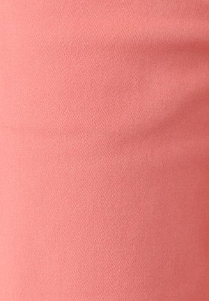 Gros plan d'un tissu rose lisse avec une fine texture de tissage diagonal, montrant des ombrages subtils et des plis doux.