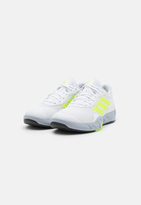 adidas Performance AMPLIMOVE - Edzőcipő - footwear white/lucid lemon/core black